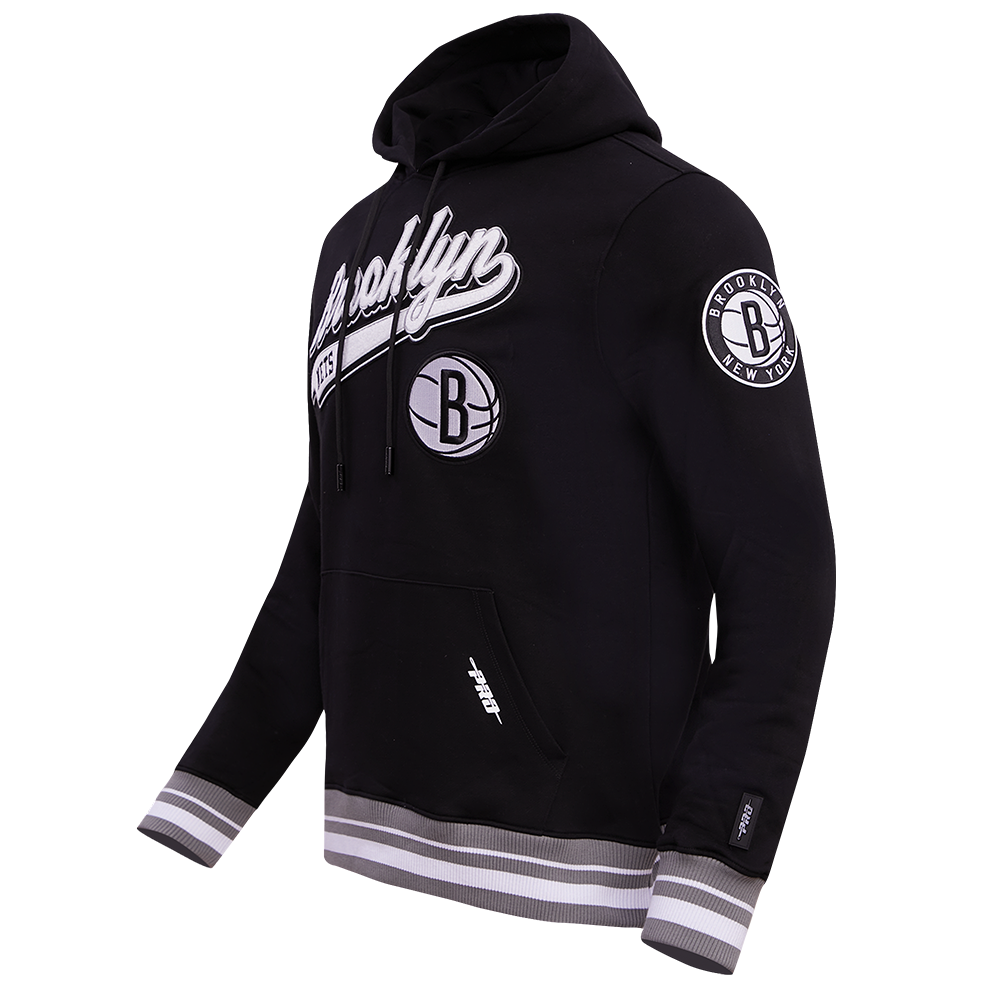 NBA BROOKLYN NETS SCRIPT TAIL MEN'S RIB FLEECE PULLOVER HOODIE (BLACK/GRAY)