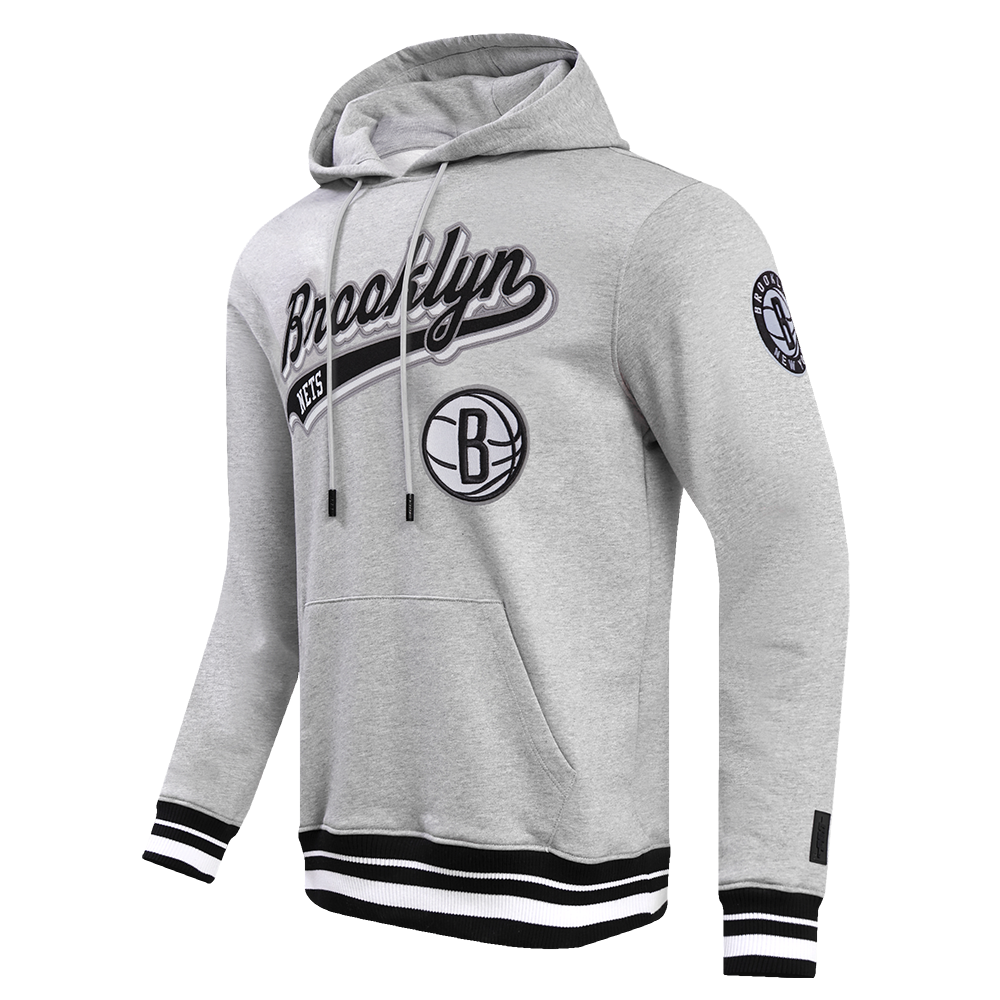 NBA BROOKLYN NETS SCRIPT TAIL MEN'S RIB FLEECE PULLOVER HOODIE (HEATHER GRAY/BLACK)