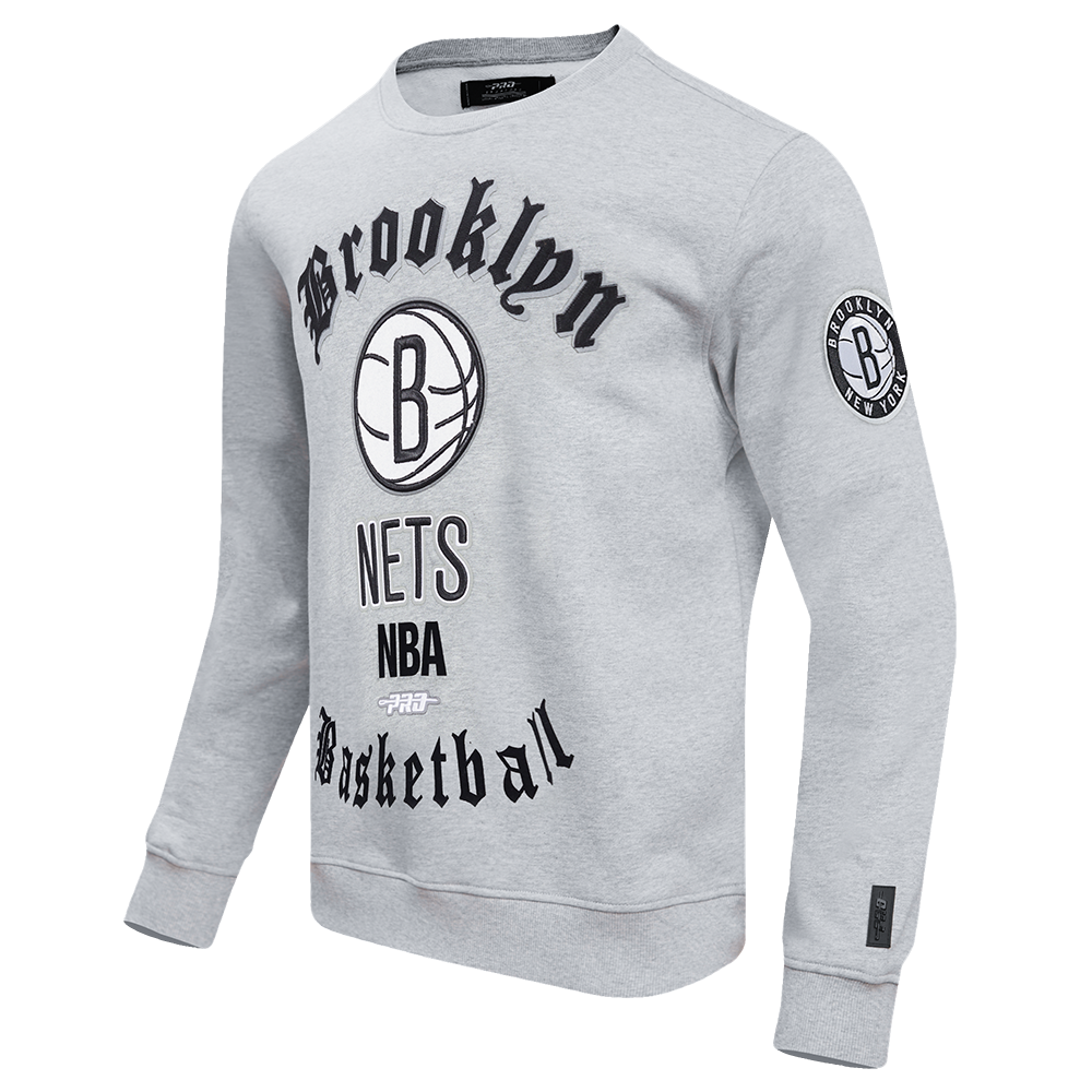 NBA BROOKLYN NETS OLD ENGLISH MEN'S CREWNECK (HEATHER GREY)
