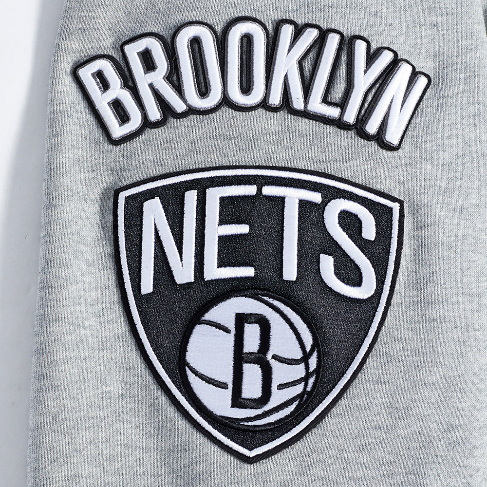 NBA BROOKLYN NETS OLD ENGLISH CHANDAIL À CAPUCHON À LOGO POUR HOMME (GRIS CHINÉ)