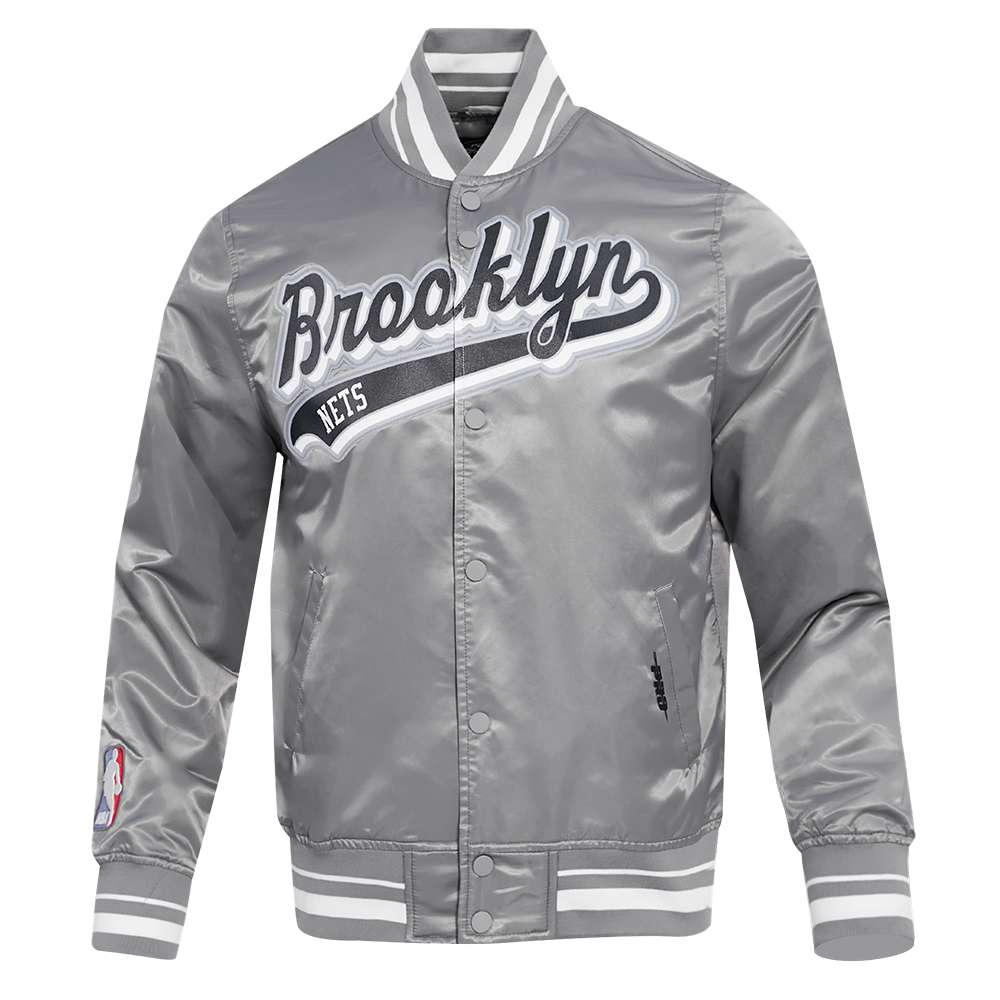 NBA BROOKLYN NETS SCRIPT TAIL MEN'S SATIN JACKET (GRAY)
