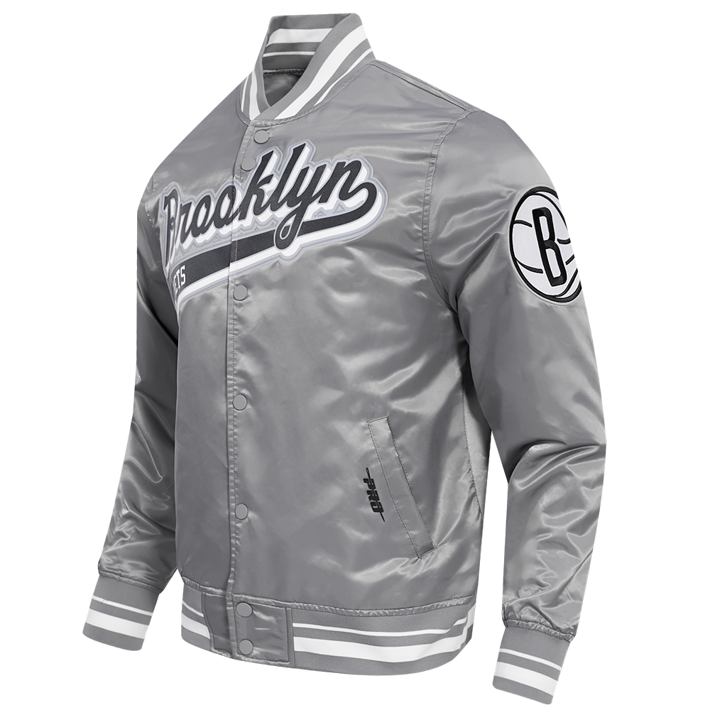 NBA BROOKLYN NETS SCRIPT TAIL MEN'S SATIN JACKET (GRAY)