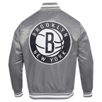 NBA BROOKLYN NETS SCRIPT TAIL MEN'S SATIN JACKET (GRAY)