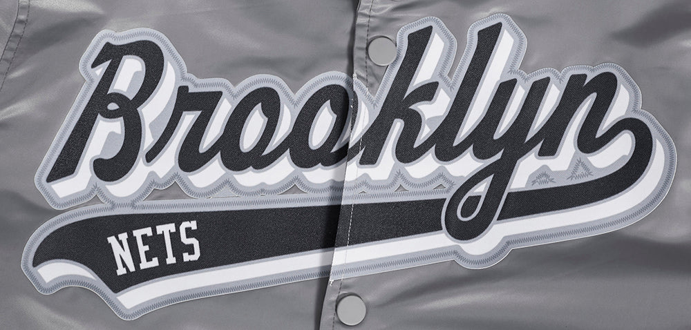 NBA BROOKLYN NETS SCRIPT TAIL MEN'S SATIN JACKET (GRAY)