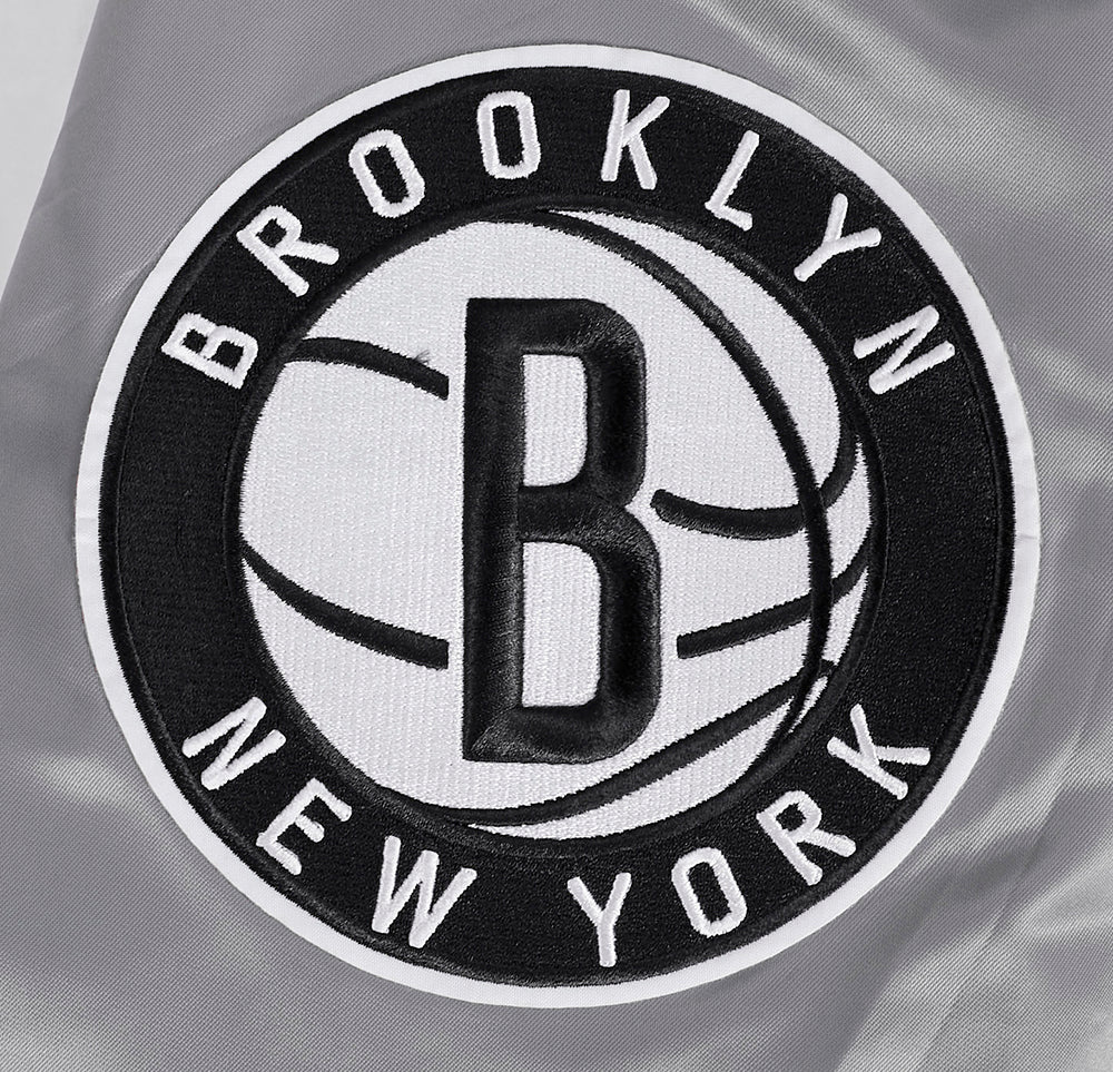 NBA BROOKLYN NETS SCRIPT TAIL MEN'S SATIN JACKET (GRAY)