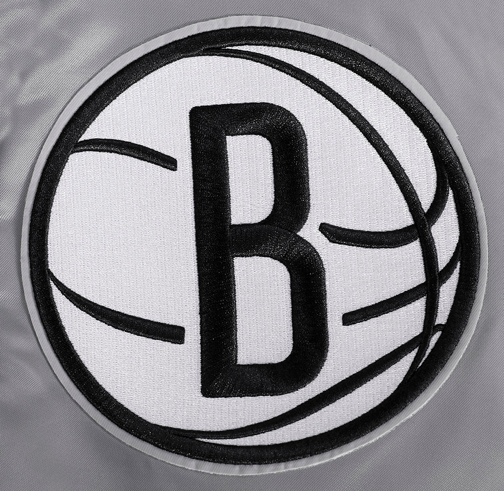 NBA BROOKLYN NETS SCRIPT TAIL MEN'S SATIN JACKET (GRAY)