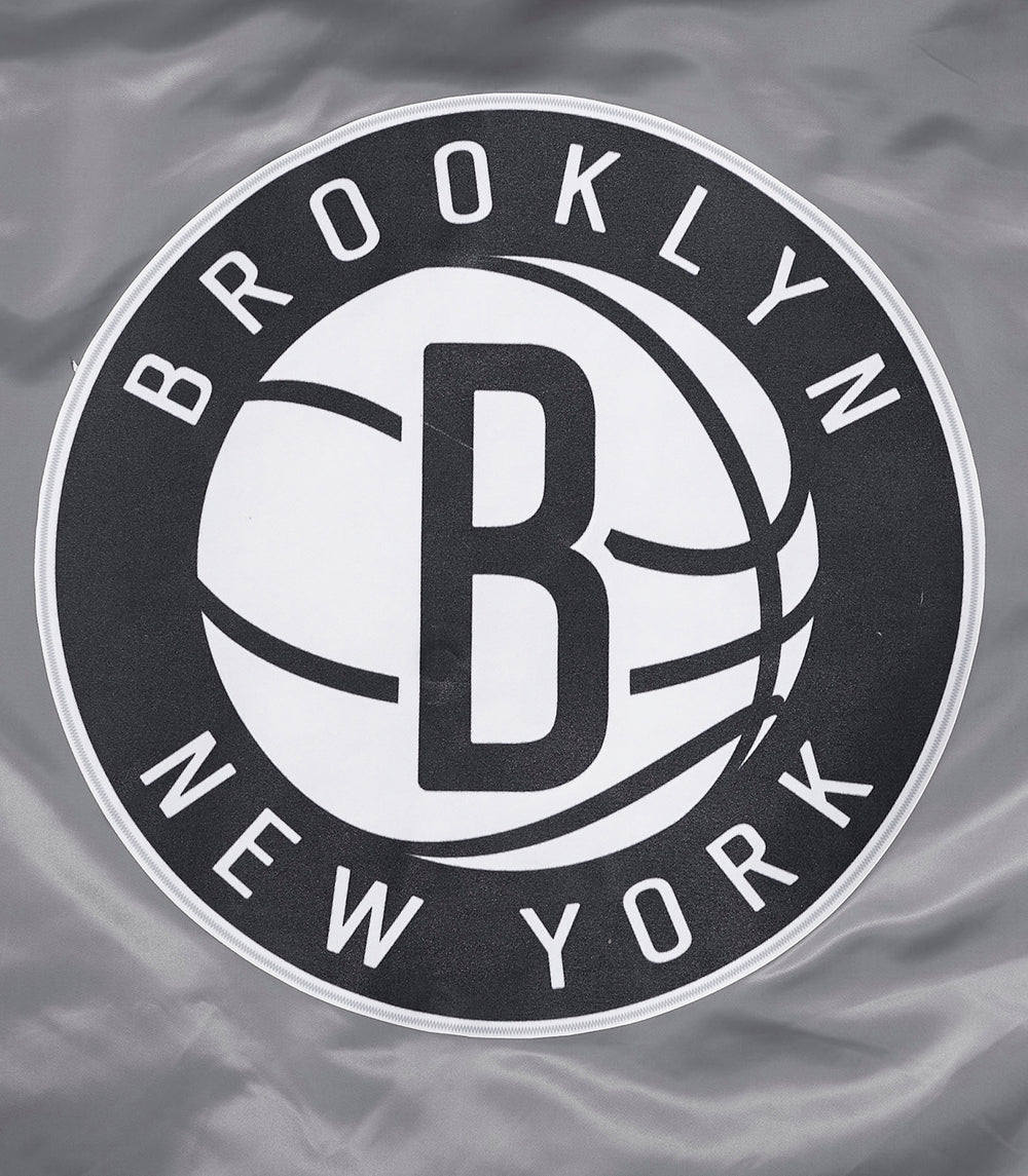 NBA BROOKLYN NETS SCRIPT TAIL MEN'S SATIN JACKET (GRAY)
