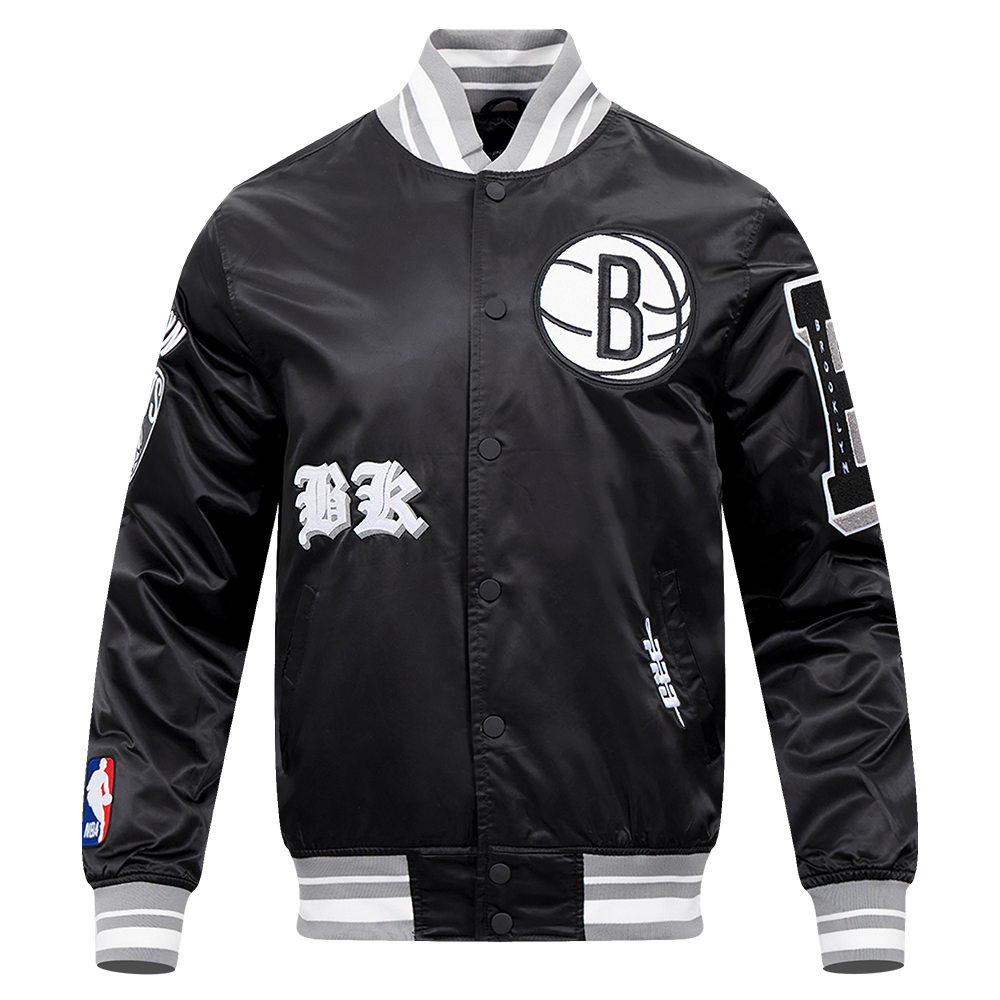 NBA BROOKLYN NETS OLD ENGLISH BLOUSON EN SATIN À BORDS CÔTELÉS POUR HOMME (NOIR/GRIS)