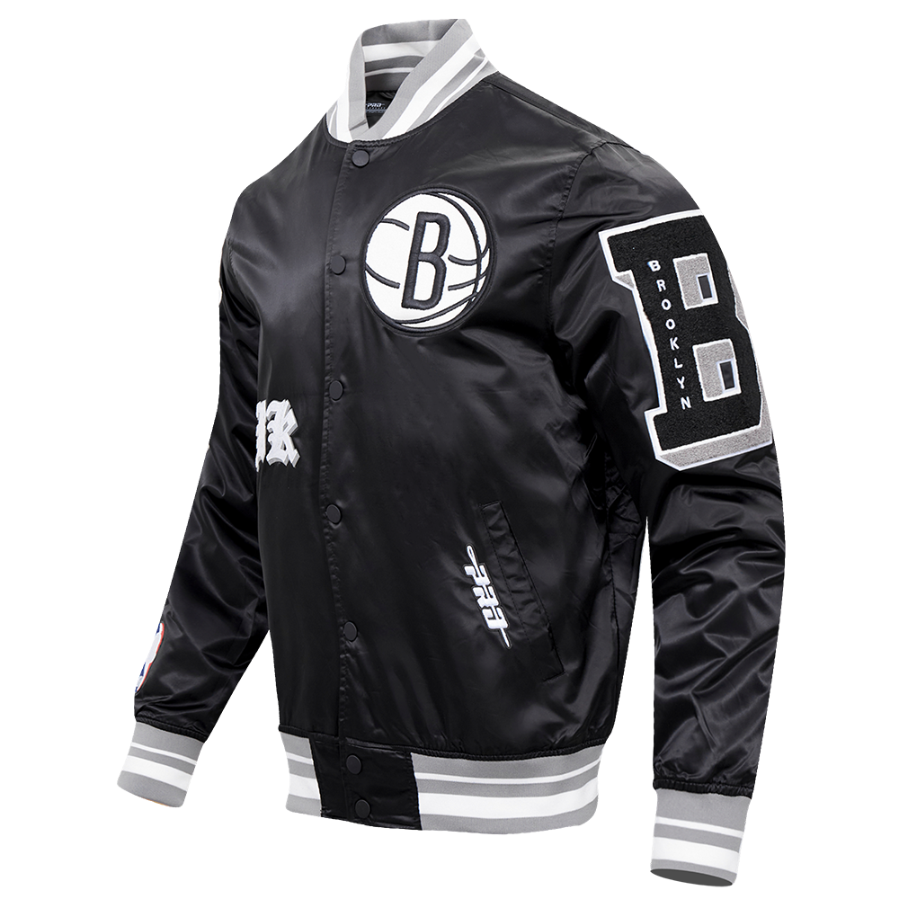NBA BROOKLYN NETS OLD ENGLISH BLOUSON EN SATIN À BORDS CÔTELÉS POUR HOMME (NOIR/GRIS)