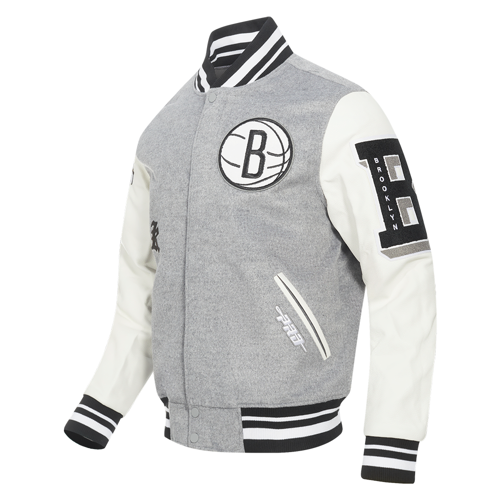 NBA BROOKLYN NETS OLD ENGLISH BLOUSON COLLÉGIAL EN LAINE À BORDS CÔTELÉS POUR HOMME (GRIS CHINÉ/BLANC/NOIR)