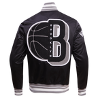 NBA BROOKLYN NETS MASH UP BLOUSON EN SATIN À BORDS CÔTELÉS POUR HOMME (NOIR/GRIS)