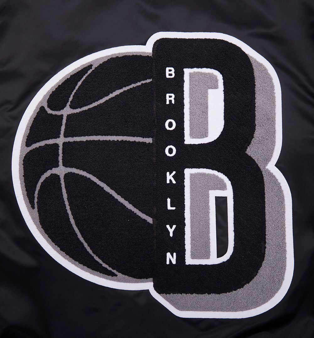NBA BROOKLYN NETS MASH UP BLOUSON EN SATIN À BORDS CÔTELÉS POUR HOMME (NOIR/GRIS)
