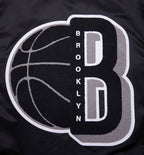 NBA BROOKLYN NETS MASH UP BLOUSON EN SATIN À BORDS CÔTELÉS POUR HOMME (NOIR/GRIS)