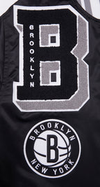 NBA BROOKLYN NETS MASH UP BLOUSON EN SATIN À BORDS CÔTELÉS POUR HOMME (NOIR/GRIS)