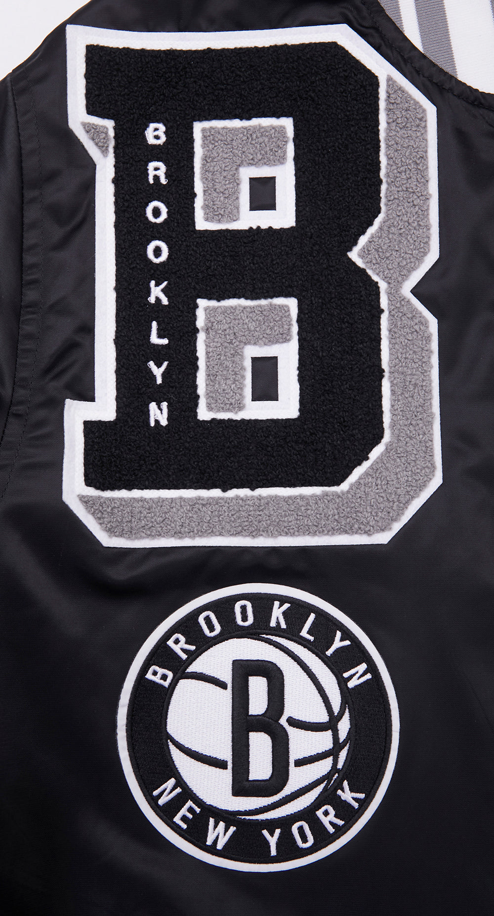 NBA BROOKLYN NETS MASH UP BLOUSON EN SATIN À BORDS CÔTELÉS POUR HOMME (NOIR/GRIS)