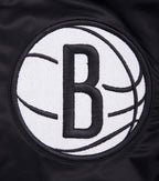 NBA BROOKLYN NETS MASH UP BLOUSON EN SATIN À BORDS CÔTELÉS POUR HOMME (NOIR/GRIS)