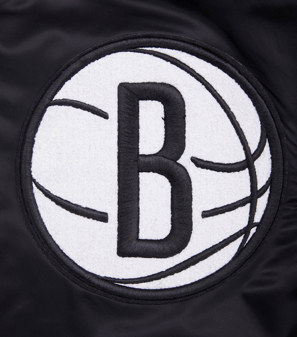 NBA BROOKLYN NETS MASH UP BLOUSON EN SATIN À BORDS CÔTELÉS POUR HOMME (NOIR/GRIS)