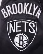 NBA BROOKLYN NETS MASH UP BLOUSON EN SATIN À BORDS CÔTELÉS POUR HOMME (NOIR/GRIS)