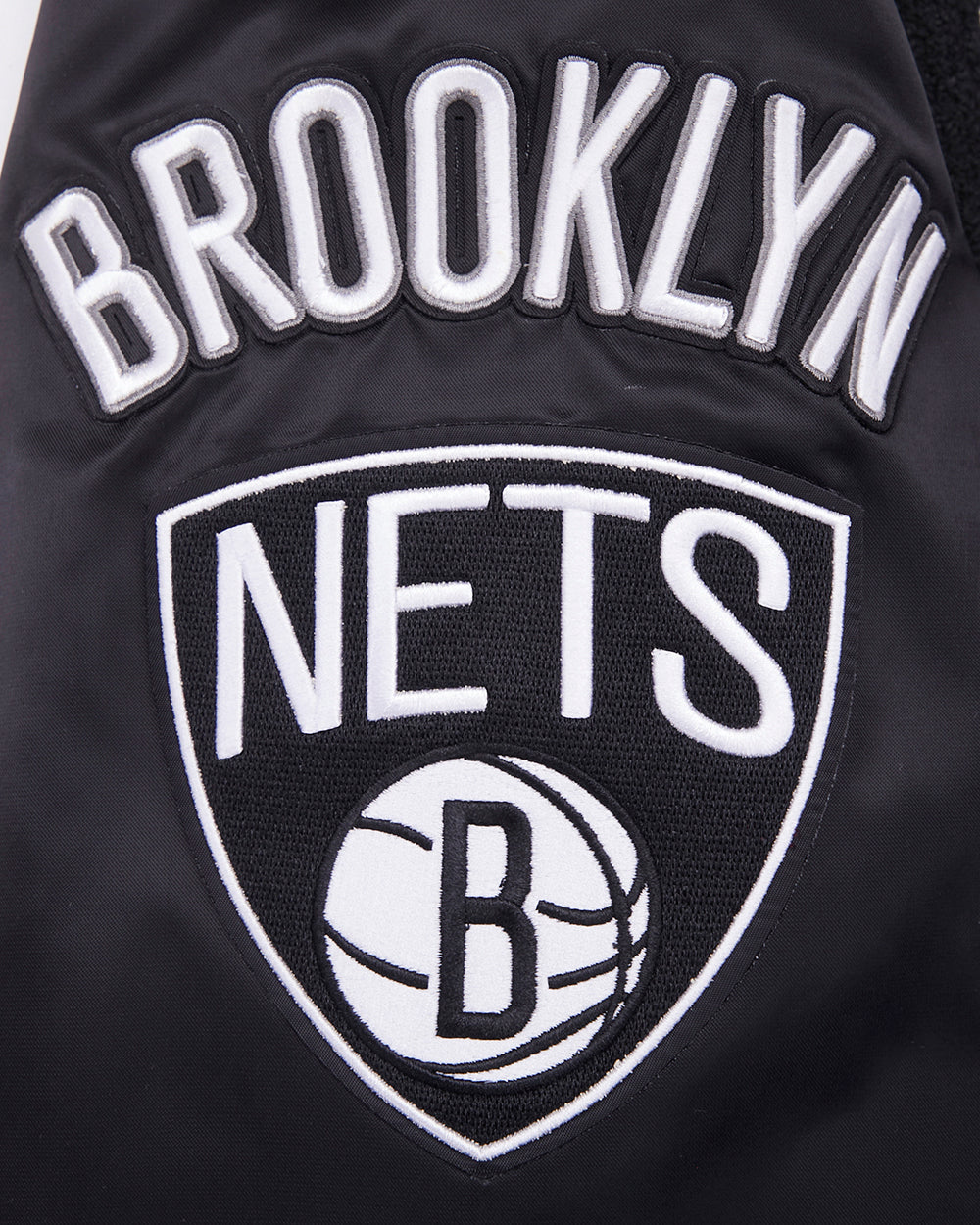 NBA BROOKLYN NETS MASH UP BLOUSON EN SATIN À BORDS CÔTELÉS POUR HOMME (NOIR/GRIS)
