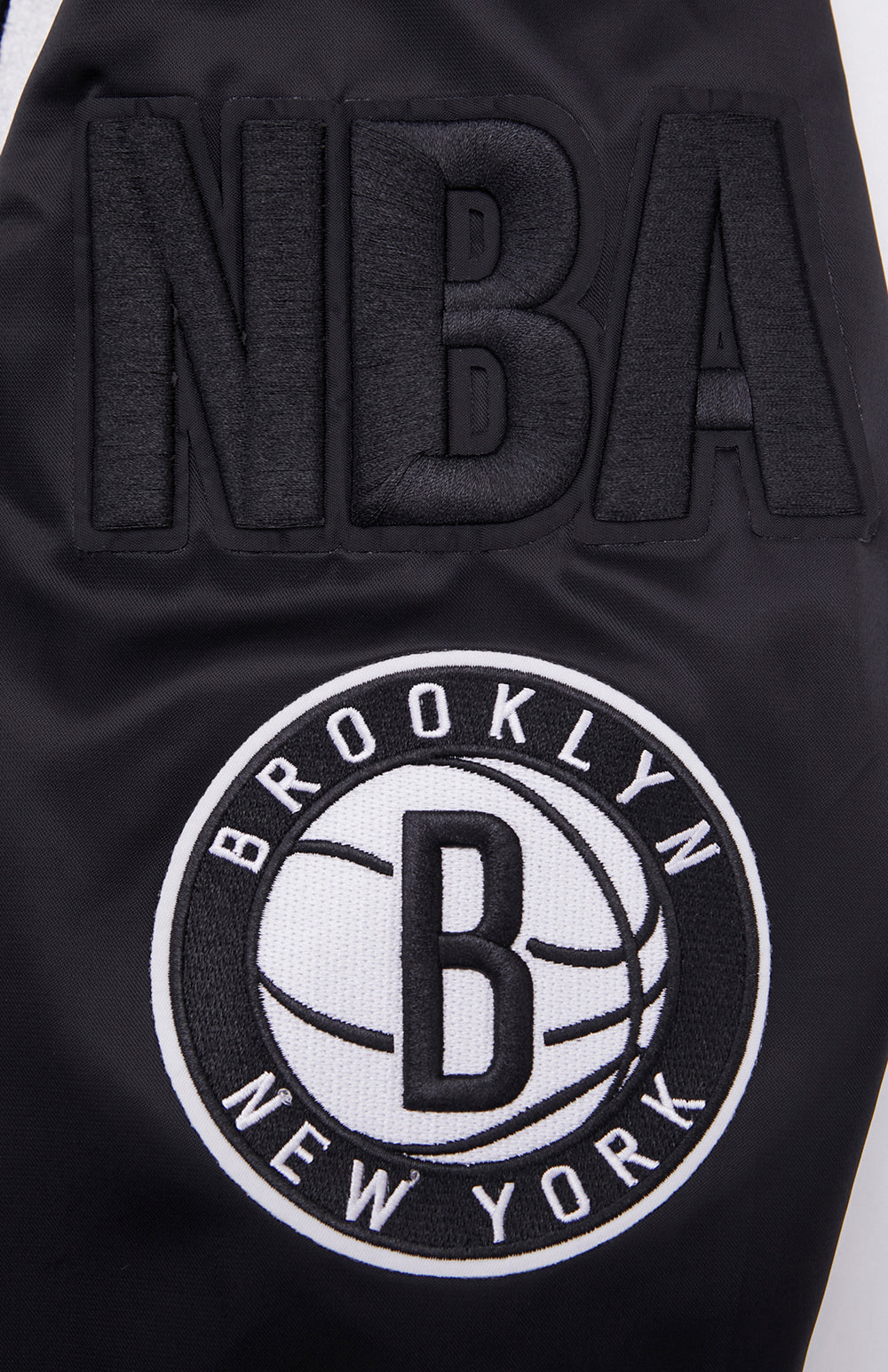 NBA BROOKLYN NETS MASH UP BLOUSON EN SATIN À BORDS CÔTELÉS POUR HOMME (NOIR/GRIS)
