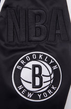 NBA BROOKLYN NETS MASH UP BLOUSON EN SATIN À BORDS CÔTELÉS POUR HOMME (NOIR/GRIS)