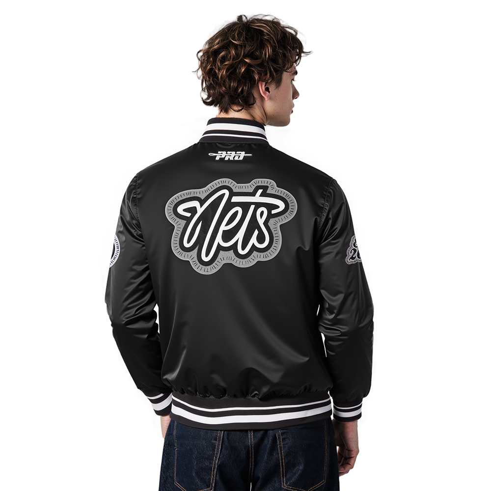 NBA BROOKLYN NETS DIY PICK STITCH BLOUSON EN SATIN À BORDS CÔTELÉS POUR HOMME (NOIR)