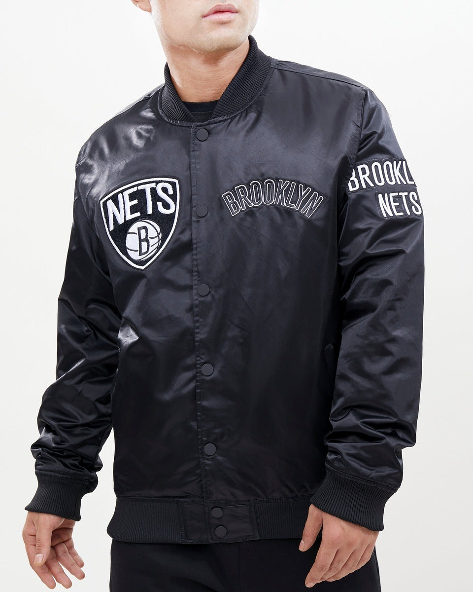 NBA BROOKLYN NETS BLOUSON EN SATIN À LOGO IMPRIMÉ À LA POITRINE POUR HOMME (NOIR)