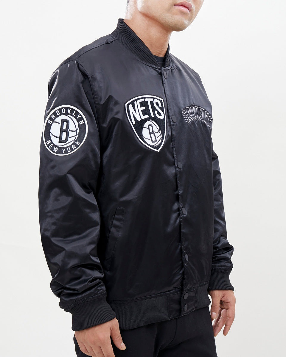 NBA BROOKLYN NETS BLOUSON EN SATIN À LOGO IMPRIMÉ À LA POITRINE POUR HOMME (NOIR)