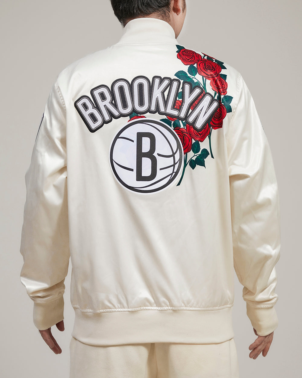 NBA BROOKLYN NETS ROSES MEN'S SATIN JACKET (EGGSHELL / MULTI)