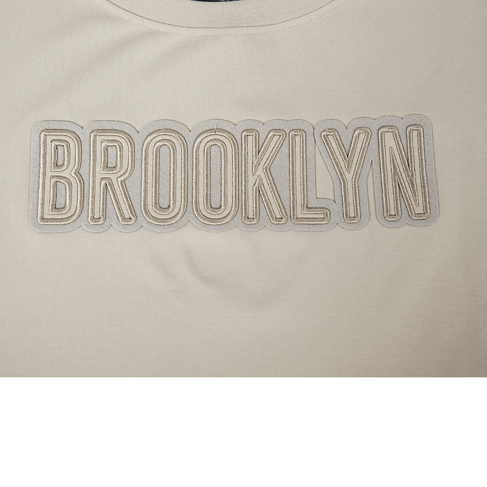 NBA BROOKLYN NETS NEUTRAL WOMEN'S SINGLE JERSEY BOXY TEE (TAUPE)
