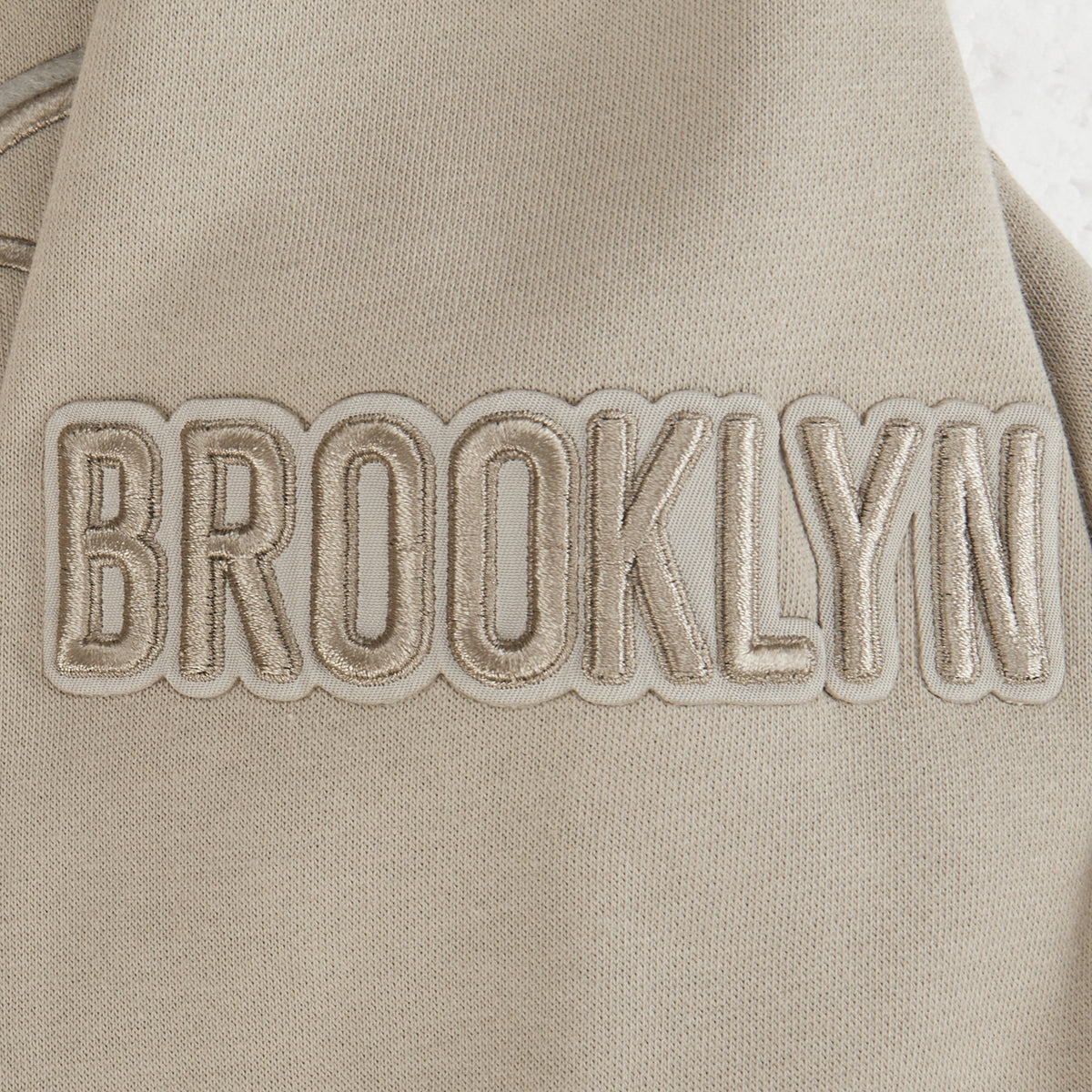 NBA BROOKLYN NETS NEUTRAL BIG BOY'S FLEECE PULLOVER HOODIE (TAUPE)