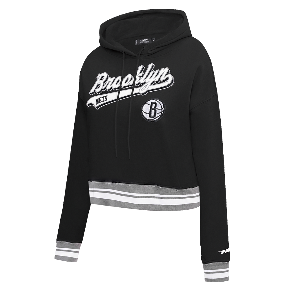 NBA BROOKLYN NETS SCRIPT TAIL WOMEN'S RIB FLEECE CROPPED PULLOVER HOODIE (BLACK/GRAY)