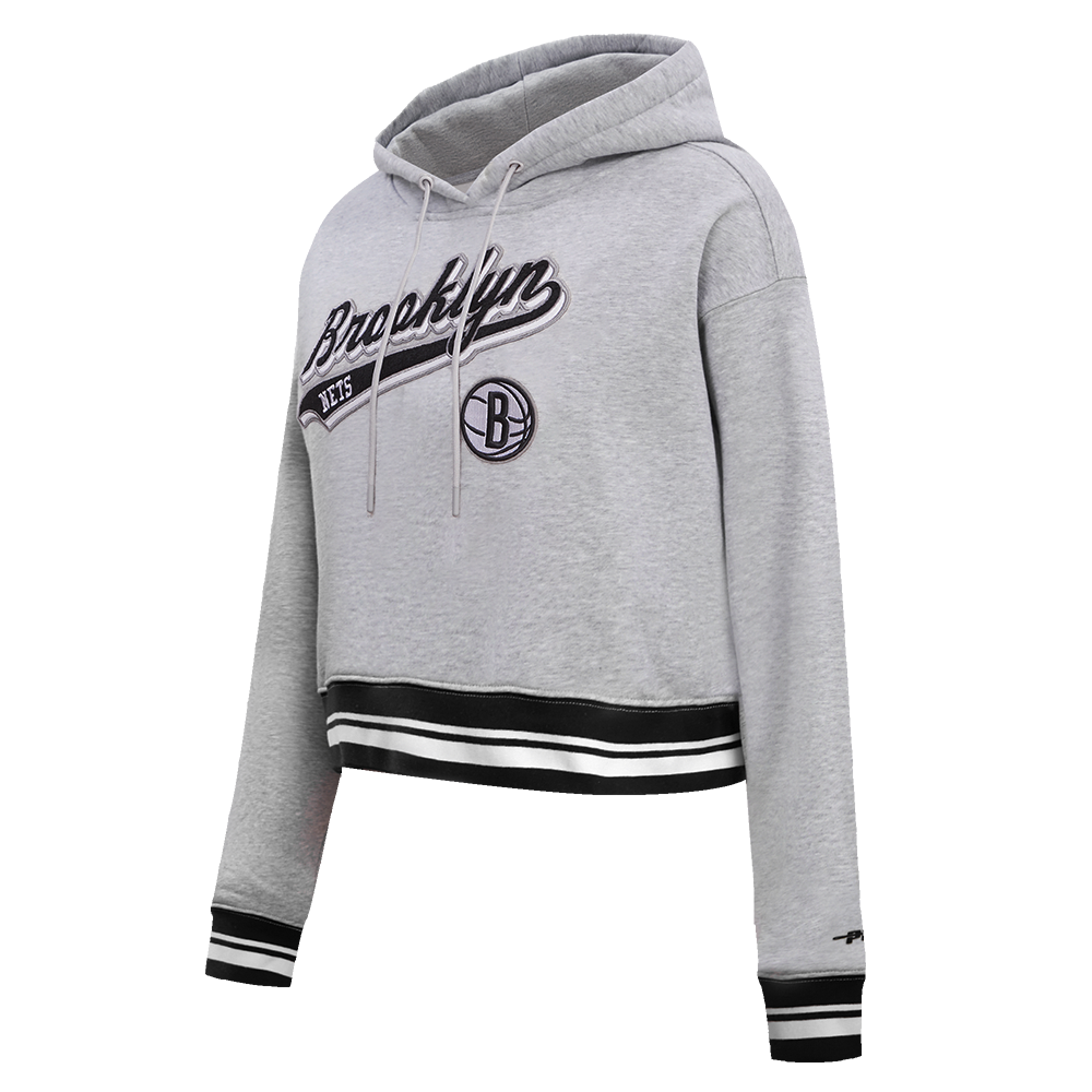 NBA BROOKLYN NETS SCRIPT TAIL WOMEN'S RIB FLEECE CROPPED PULLOVER HOODIE (HEATHER GRAY/BLACK)