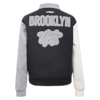 NBA BROOKLYN NETS REVERSE FRENCH TERRY BLOUSON COLLÉGIAL EN LAINE POUR FEMME (NOIR/GRIS/COQUILLE D'ŒUF)