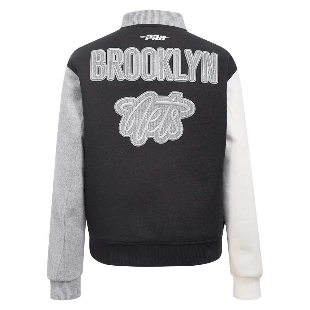 NBA BROOKLYN NETS REVERSE FRENCH TERRY BLOUSON COLLÉGIAL EN LAINE POUR FEMME (NOIR/GRIS/COQUILLE D'ŒUF)