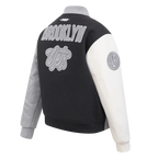 NBA BROOKLYN NETS REVERSE FRENCH TERRY BLOUSON COLLÉGIAL EN LAINE POUR FEMME (NOIR/GRIS/COQUILLE D'ŒUF)