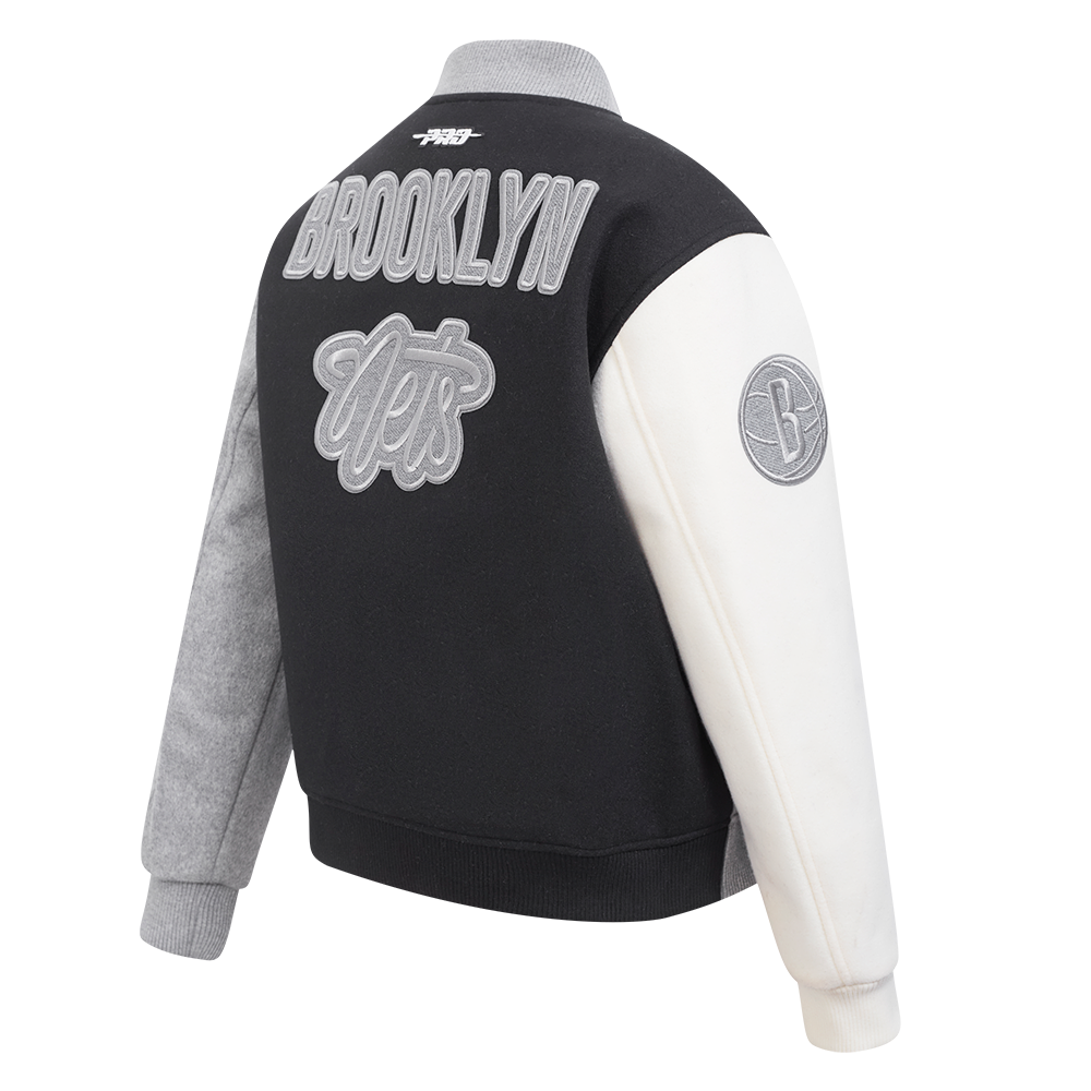 NBA BROOKLYN NETS REVERSE FRENCH TERRY BLOUSON COLLÉGIAL EN LAINE POUR FEMME (NOIR/GRIS/COQUILLE D'ŒUF)