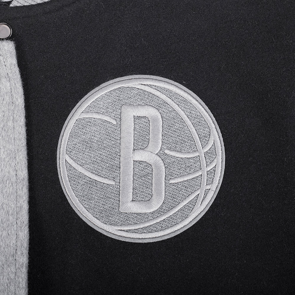 NBA BROOKLYN NETS REVERSE FRENCH TERRY BLOUSON COLLÉGIAL EN LAINE POUR FEMME (NOIR/GRIS/COQUILLE D'ŒUF)