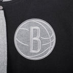 NBA BROOKLYN NETS REVERSE FRENCH TERRY BLOUSON COLLÉGIAL EN LAINE POUR FEMME (NOIR/GRIS/COQUILLE D'ŒUF)