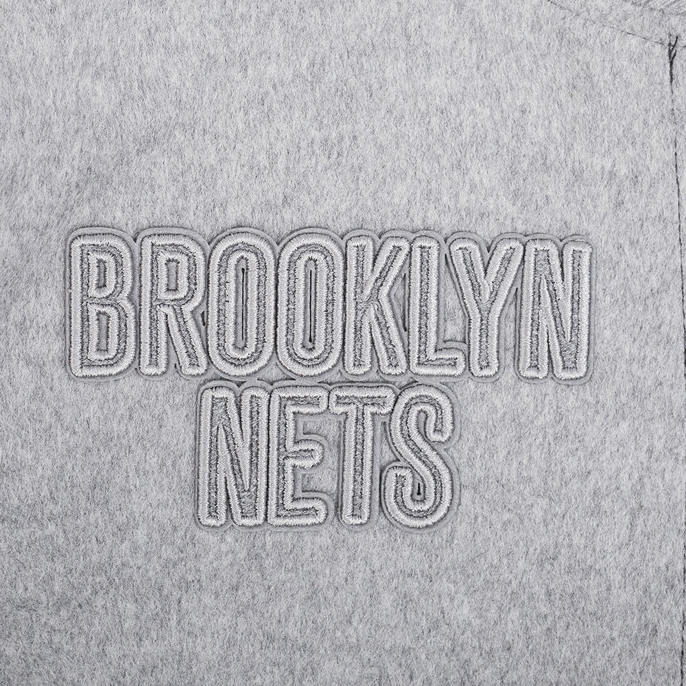NBA BROOKLYN NETS REVERSE FRENCH TERRY BLOUSON COLLÉGIAL EN LAINE POUR FEMME (NOIR/GRIS/COQUILLE D'ŒUF)