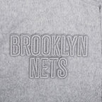 NBA BROOKLYN NETS REVERSE FRENCH TERRY BLOUSON COLLÉGIAL EN LAINE POUR FEMME (NOIR/GRIS/COQUILLE D'ŒUF)