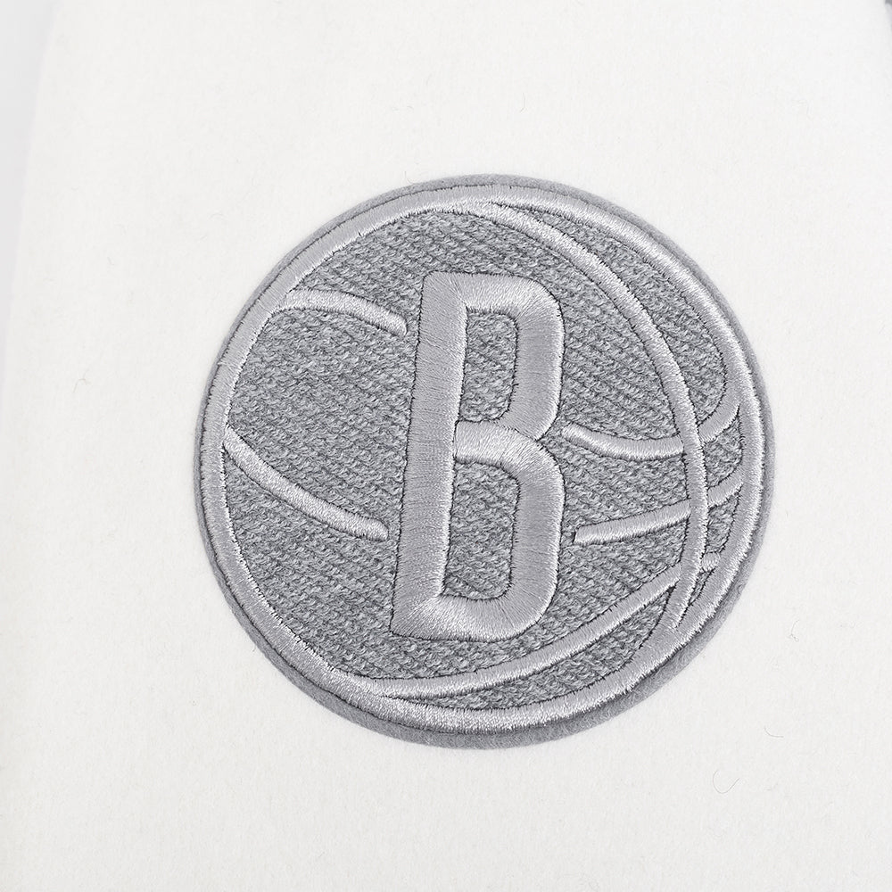 NBA BROOKLYN NETS REVERSE FRENCH TERRY BLOUSON COLLÉGIAL EN LAINE POUR FEMME (NOIR/GRIS/COQUILLE D'ŒUF)