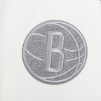 NBA BROOKLYN NETS REVERSE FRENCH TERRY BLOUSON COLLÉGIAL EN LAINE POUR FEMME (NOIR/GRIS/COQUILLE D'ŒUF)
