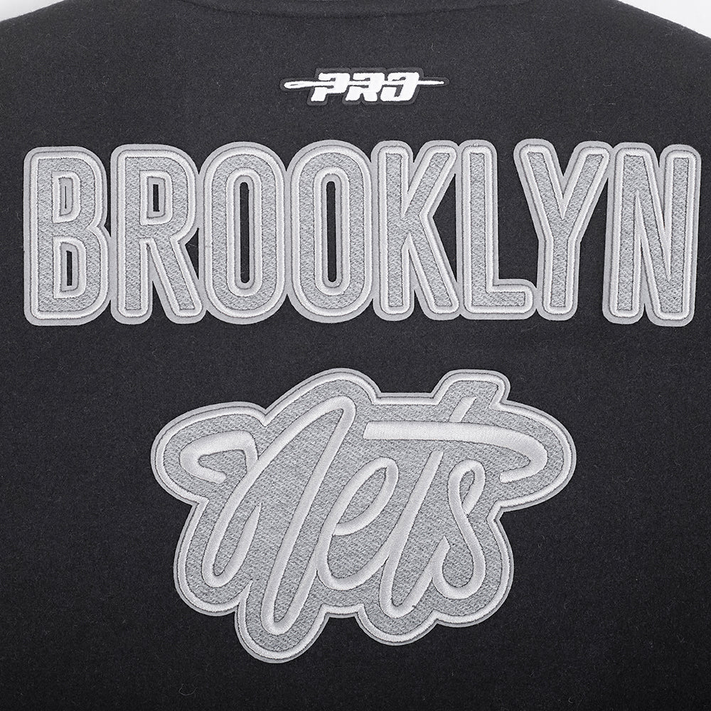 NBA BROOKLYN NETS REVERSE FRENCH TERRY BLOUSON COLLÉGIAL EN LAINE POUR FEMME (NOIR/GRIS/COQUILLE D'ŒUF)