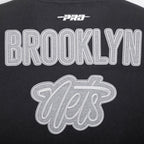 NBA BROOKLYN NETS REVERSE FRENCH TERRY BLOUSON COLLÉGIAL EN LAINE POUR FEMME (NOIR/GRIS/COQUILLE D'ŒUF)