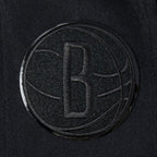 NBA BROOKLYN NETS TRIPLE BLACK BLOUSON COLLÉGIAL EN LAINE POUR GARÇON ENFANT (NOIR DE JAIS)