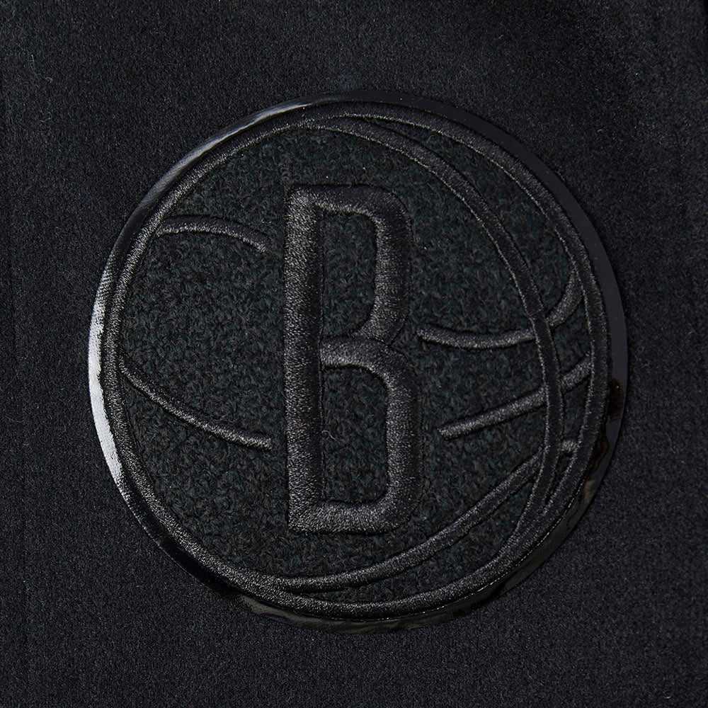 NBA BROOKLYN NETS TRIPLE BLACK BLOUSON COLLÉGIAL EN LAINE POUR GARÇON ENFANT (NOIR DE JAIS)