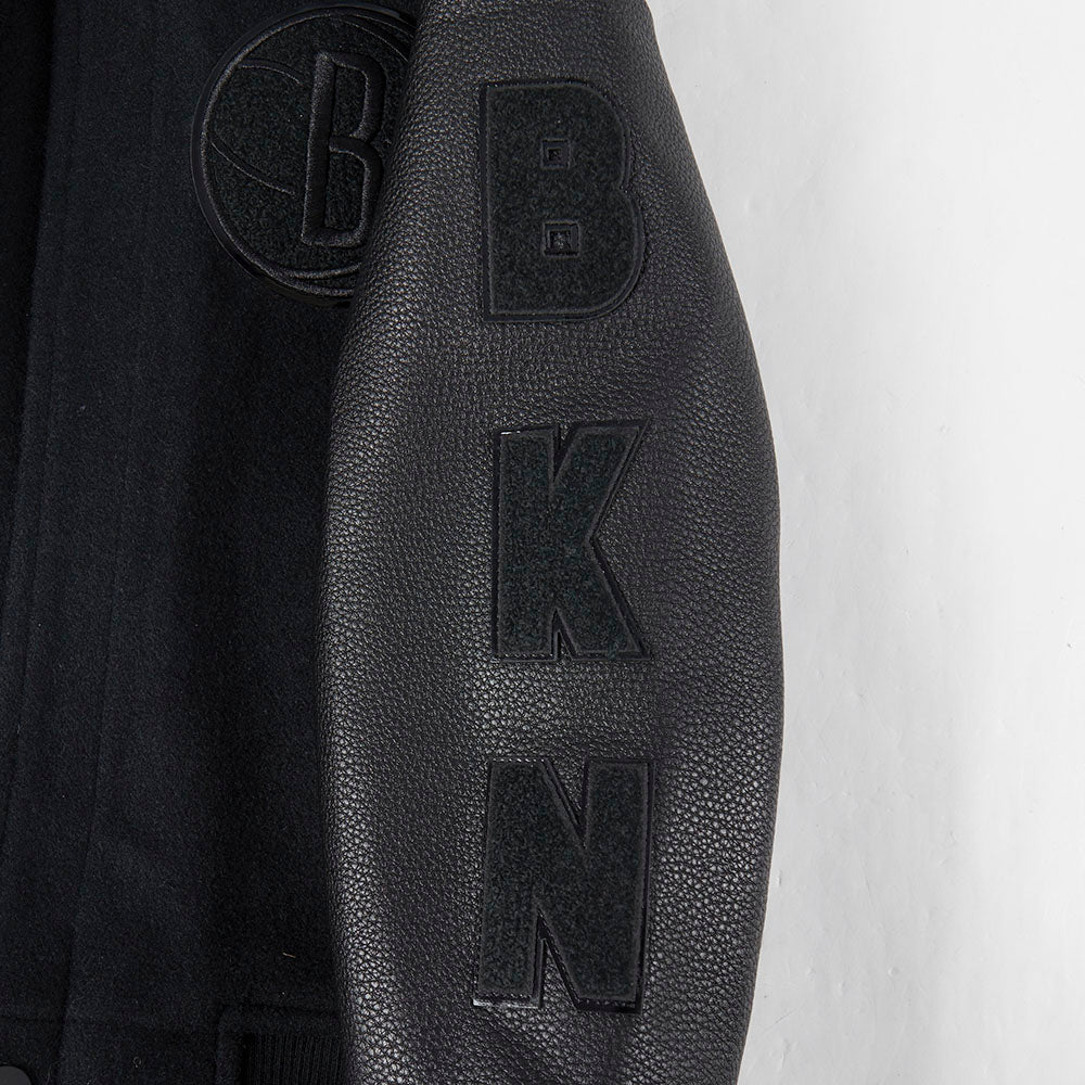 NBA BROOKLYN NETS TRIPLE BLACK BLOUSON COLLÉGIAL EN LAINE POUR GARÇON ENFANT (NOIR DE JAIS)