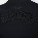 NBA BROOKLYN NETS TRIPLE BLACK BLOUSON COLLÉGIAL EN LAINE POUR GARÇON ENFANT (NOIR DE JAIS)