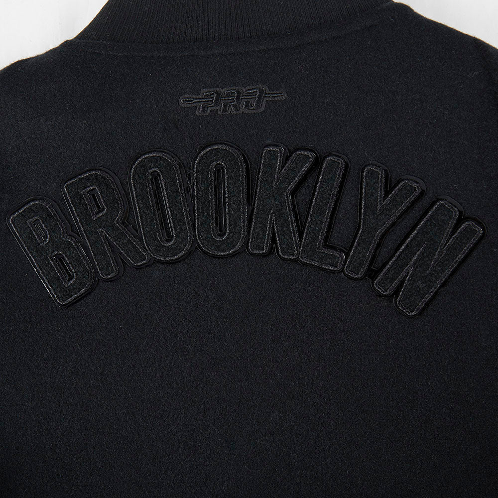 NBA BROOKLYN NETS TRIPLE BLACK BLOUSON COLLÉGIAL EN LAINE POUR GARÇON ENFANT (NOIR DE JAIS)